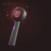 La brosse LED avec un halo rouge : lumière, massage, sérénité